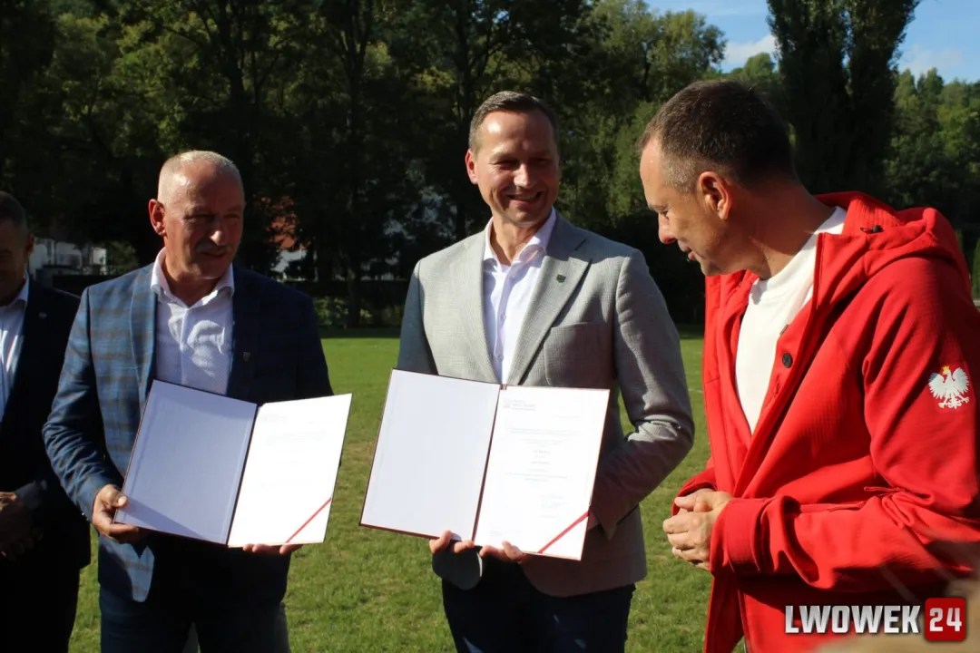 Briefing prasowy w Złotoryi – wsparcie dla infrastruktury sportowej i ochrony przeciwpowodziowej