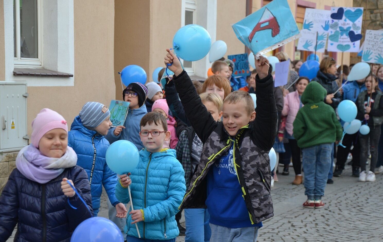 Ponad dwustu uczniów w niebieskim marszu! Pokazali solidarność dla autyzmu&nbsp;