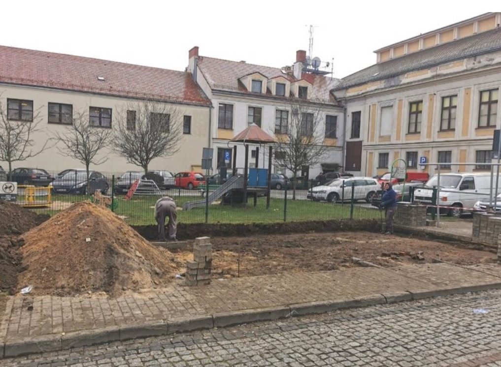 Altana śmietnikowa w starym stylu już w przygotowaniu