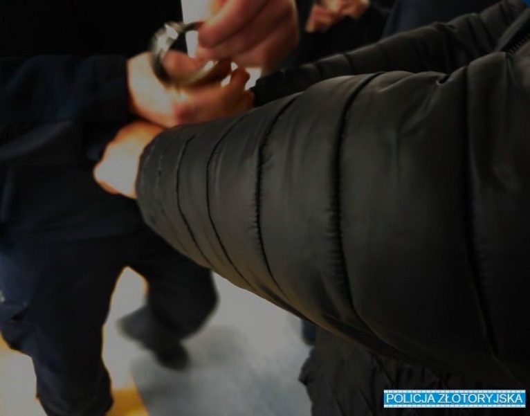 Poszukiwany 47-latek zatrzymany przez policjantów ze Świerzawy. Najbliższe 1,5 roku spędzi w więzieniu