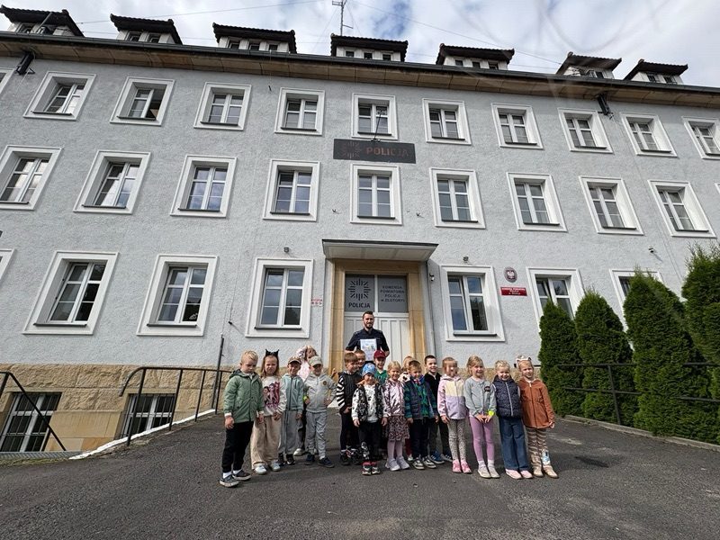 Komenda bez tajemnic! Przedszkolaki odwiedziły złotoryjskich policjantów i uczyły się, jak bezpiecznie dotrzeć do szkołyK