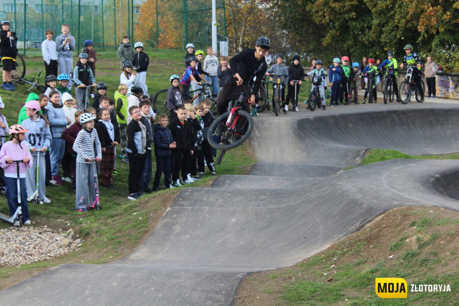 Inwestycja za ponad milion złotych oddana do użytku. Nowy pumptrack czeka na mieszkańców — zdjęcie 30
