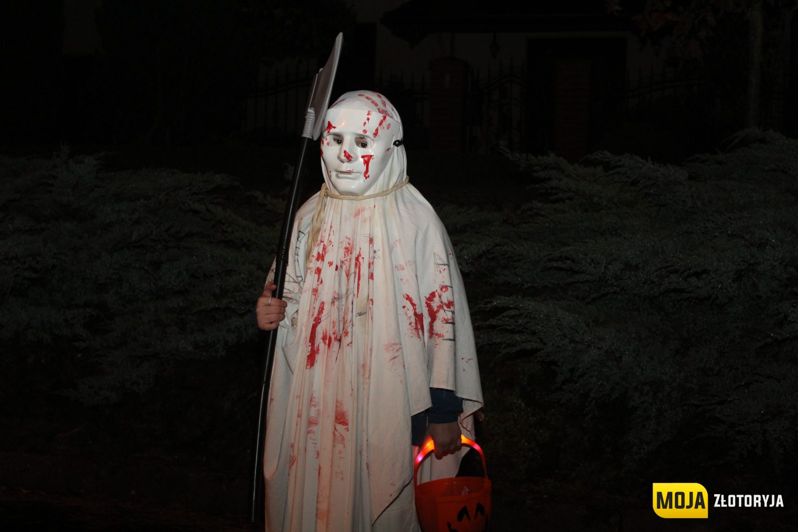 Halloween w Złotoryi. Ulice wypełniły się przebierańcami i hasłem „Cukierek albo psikus!" — zdjęcie 18