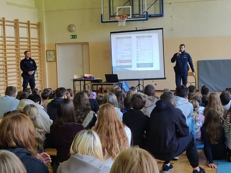 Nie dla hejtu wśród dzieci i młodzieży”. Złotoryjscy policjanci uczą młodych, jak reagować na przemoc
