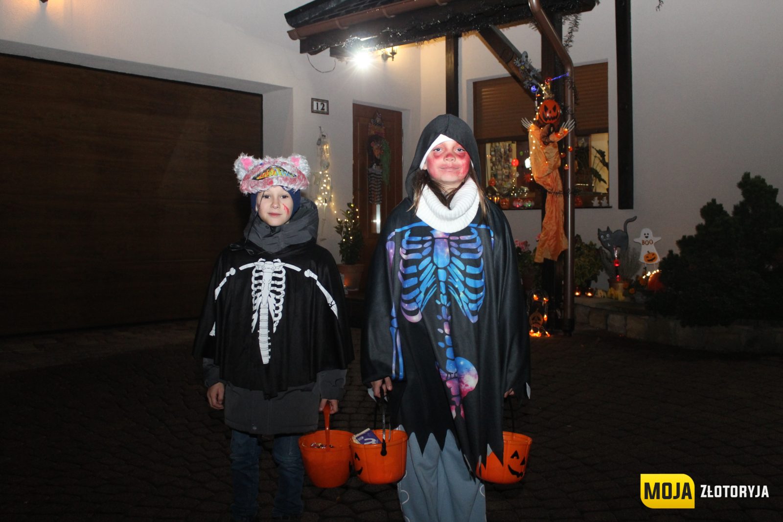 Halloween w Złotoryi. Ulice wypełniły się przebierańcami i hasłem „Cukierek albo psikus!" — zdjęcie 10