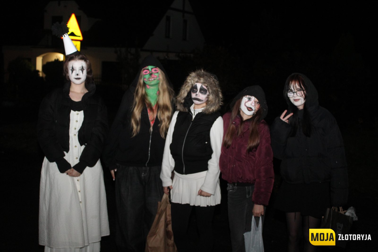 Halloween w Złotoryi. Ulice wypełniły się przebierańcami i hasłem „Cukierek albo psikus!" — zdjęcie 24