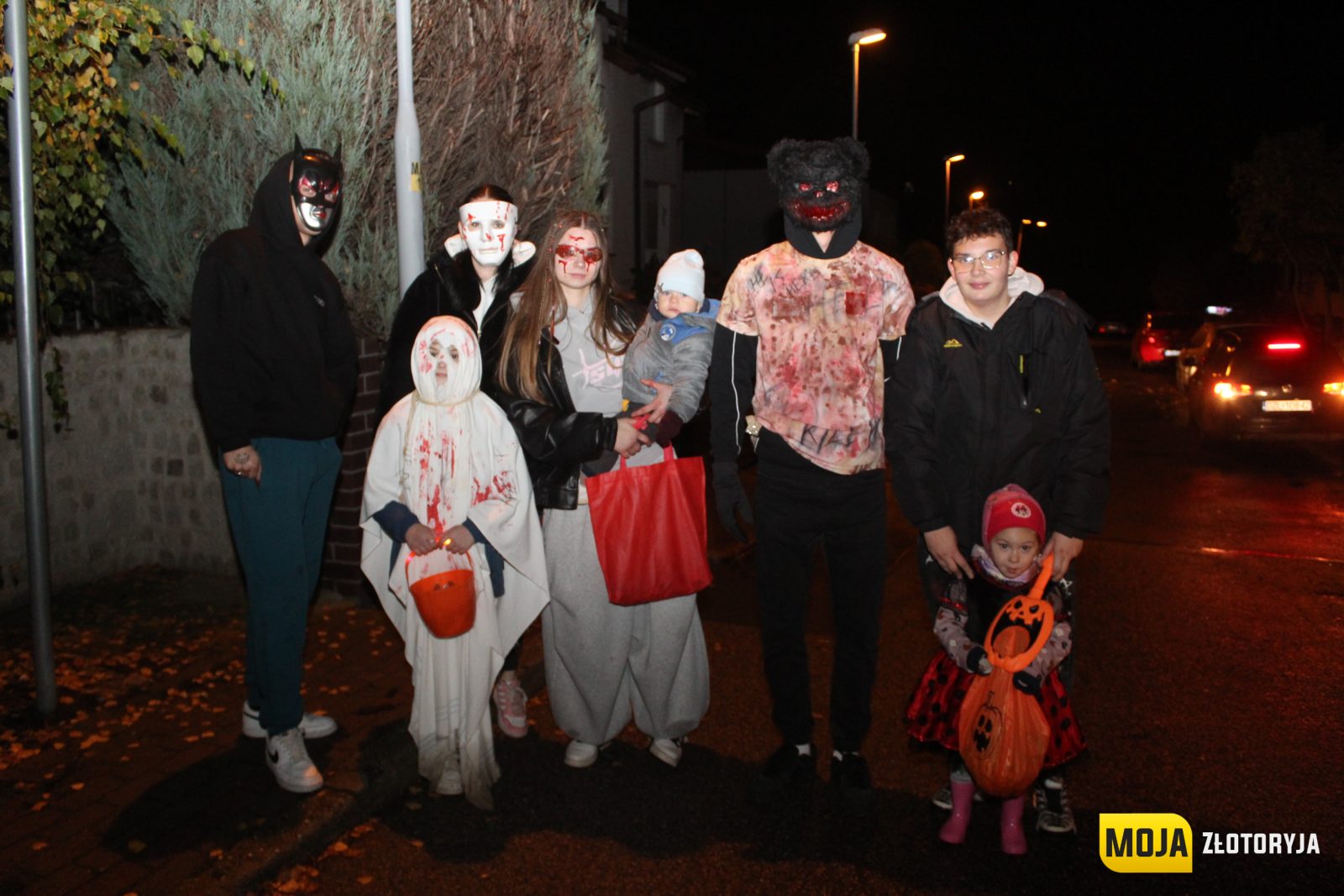 Halloween w Złotoryi. Ulice wypełniły się przebierańcami i hasłem „Cukierek albo psikus!" — zdjęcie 7
