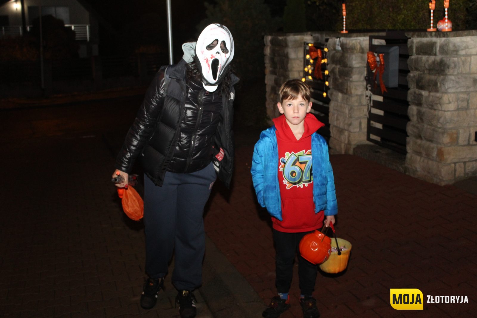 Halloween w Złotoryi. Ulice wypełniły się przebierańcami i hasłem „Cukierek albo psikus!" — zdjęcie 17