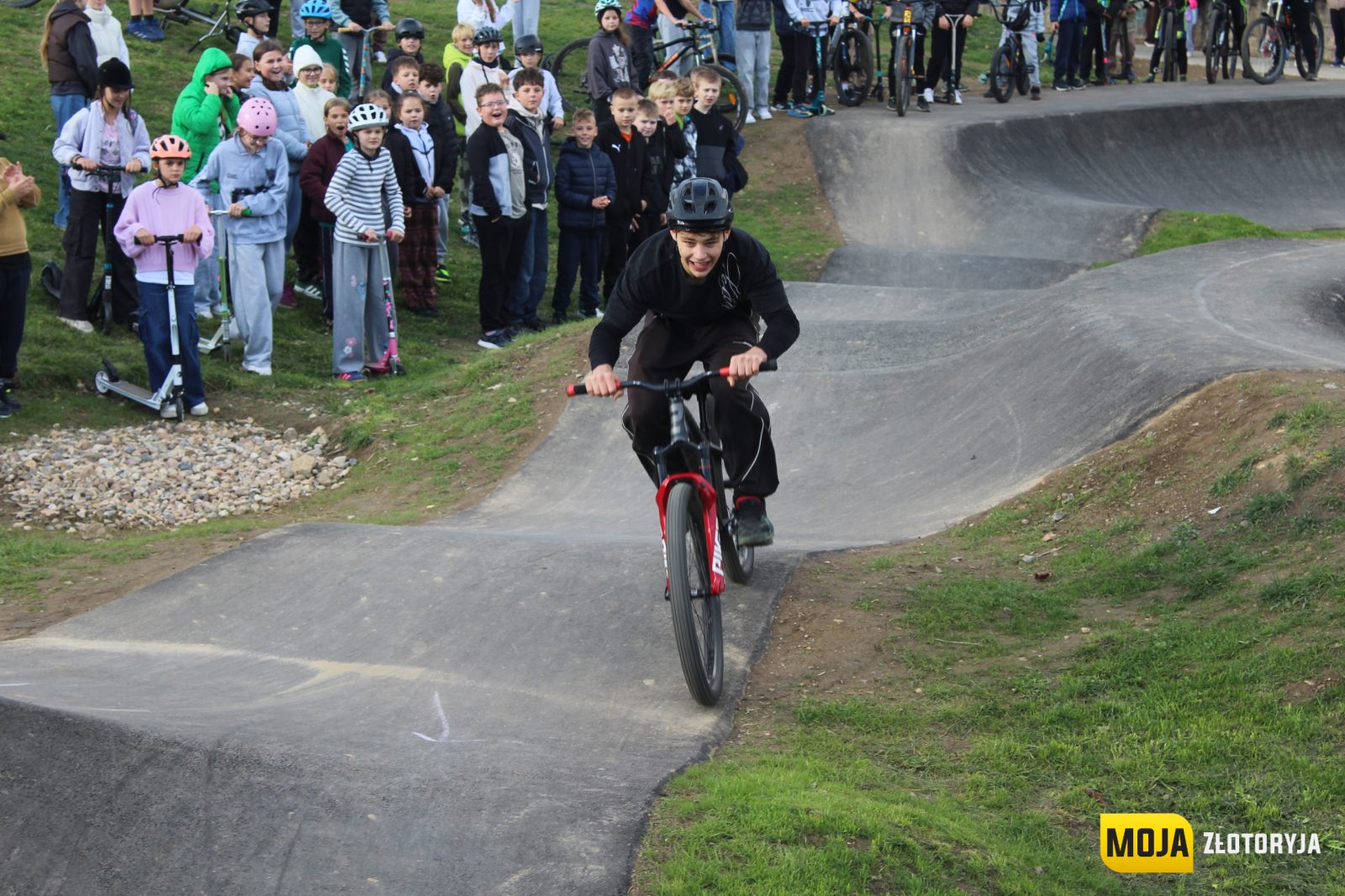 Inwestycja za ponad milion złotych oddana do użytku. Nowy pumptrack czeka na mieszkańców — zdjęcie 31