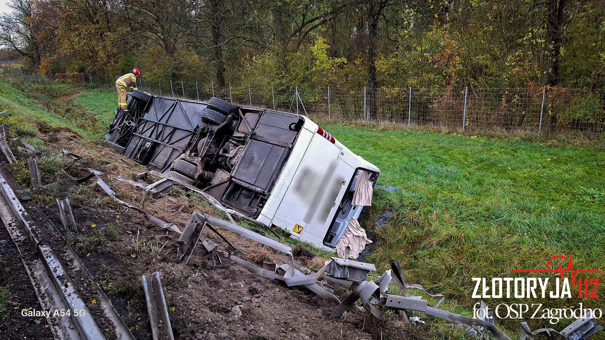 Wypadek autokaru na autostradzie A4. Jeden z kierowców trafił do szpitala