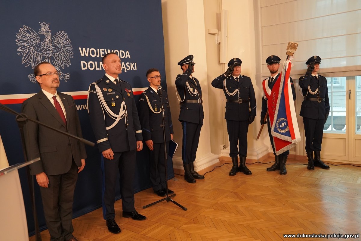 Dolnośląscy policjanci, w tym złotoryjski funkcjonariusz, wyróżnieni podczas uroczystości w Urzędzie Wojewódzkim we Wrocławiu