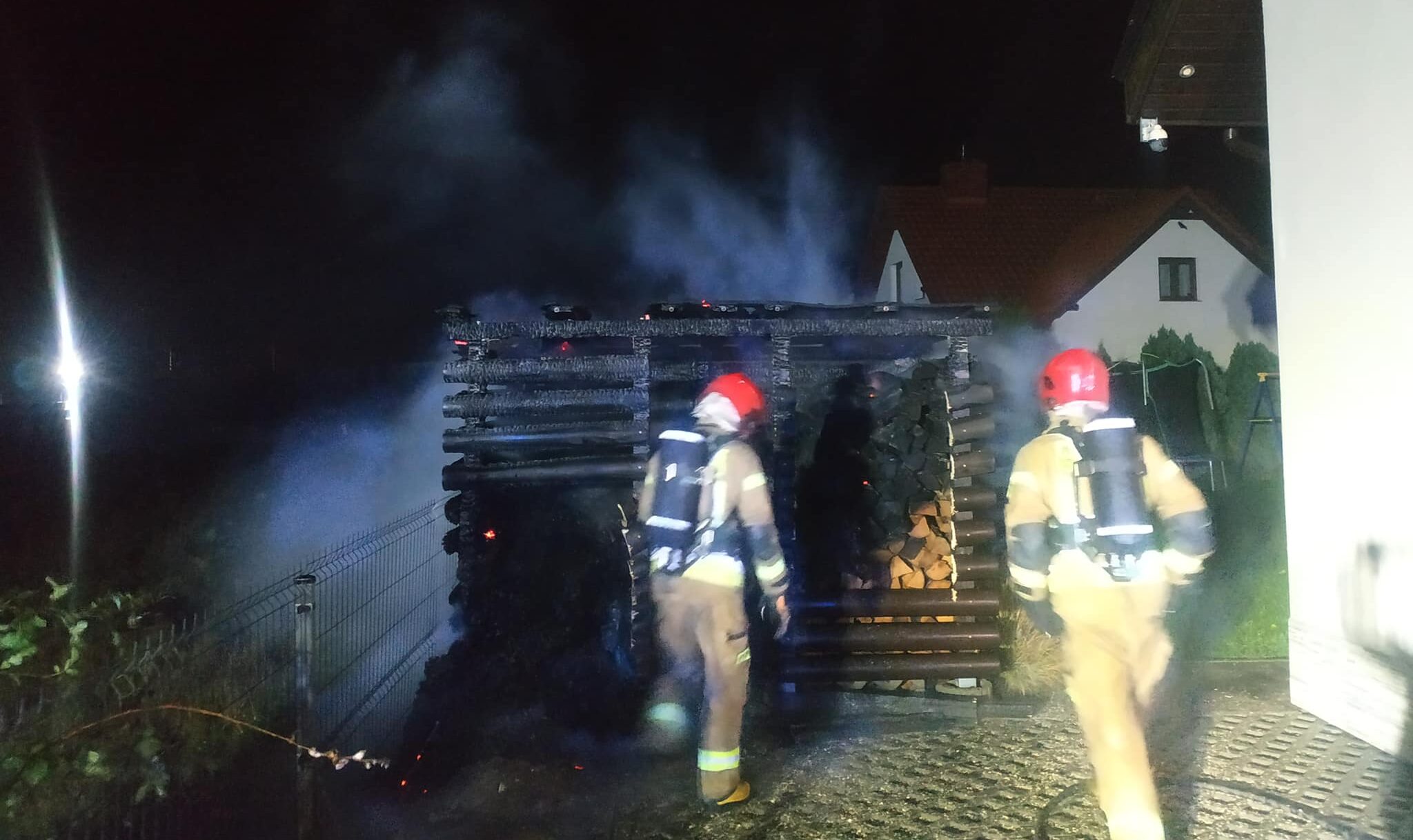 Walka z żywiołem: Strażacy uratowali budynek przed pożarem wiaty w Złotoryi