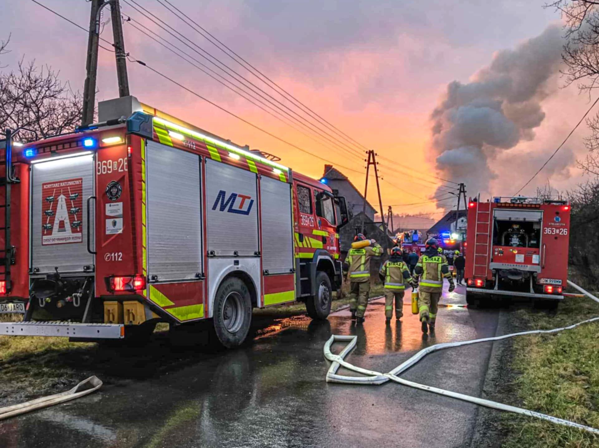 Pożar w Biskupinie, gmina Chojnów: Trzy budynki w ogniu