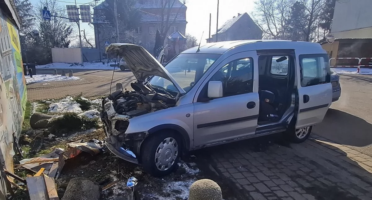 Nietrzeźwi mieszkańcy powiatu złotoryjskiego wjechali w ścianę budynku i uciekli