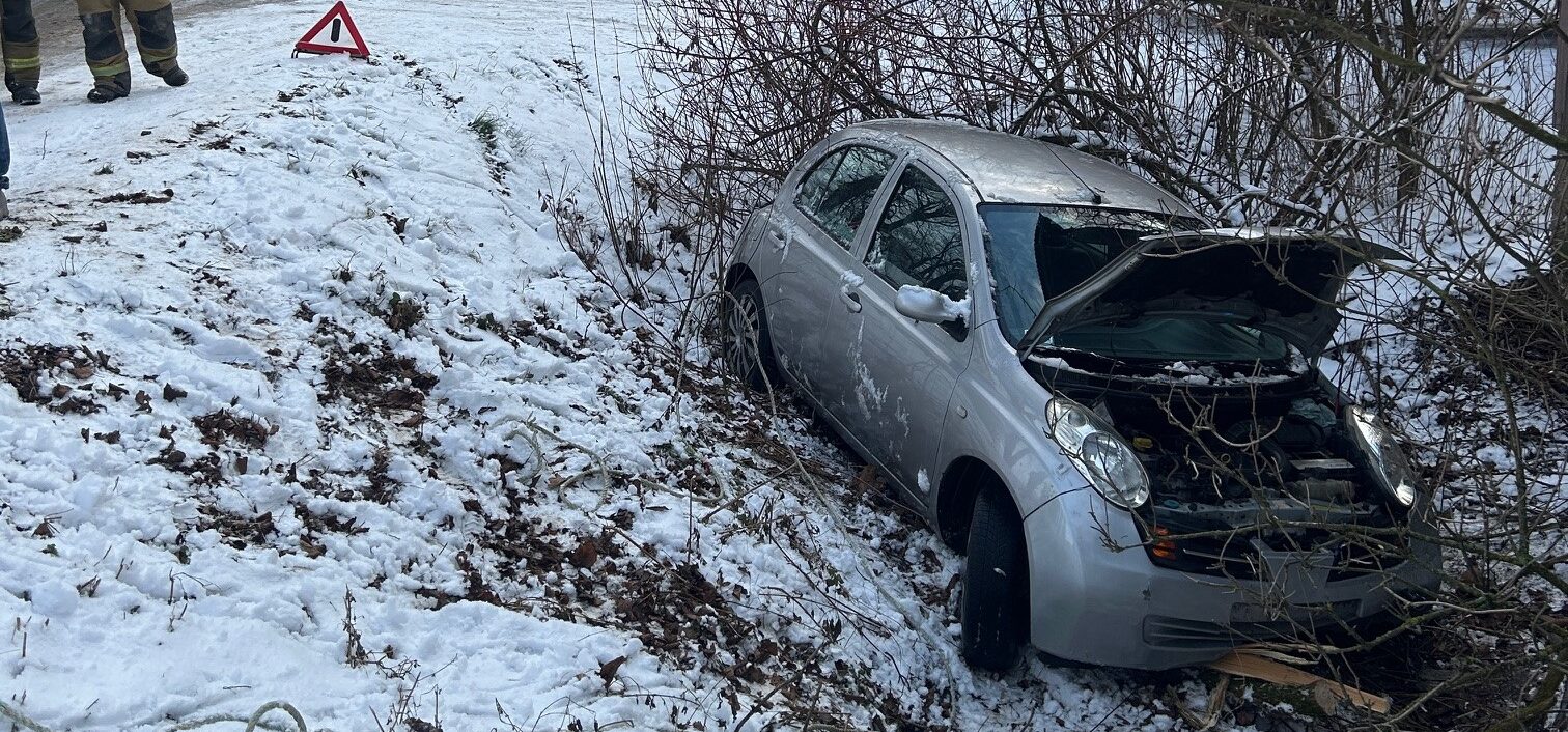 Samochód osobowy w rowie – interwencja służb w Sędziszowej