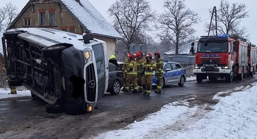 Kolizja dwóch busów i samochodu osobowego w Nowej Wsi Złotoryjskiej