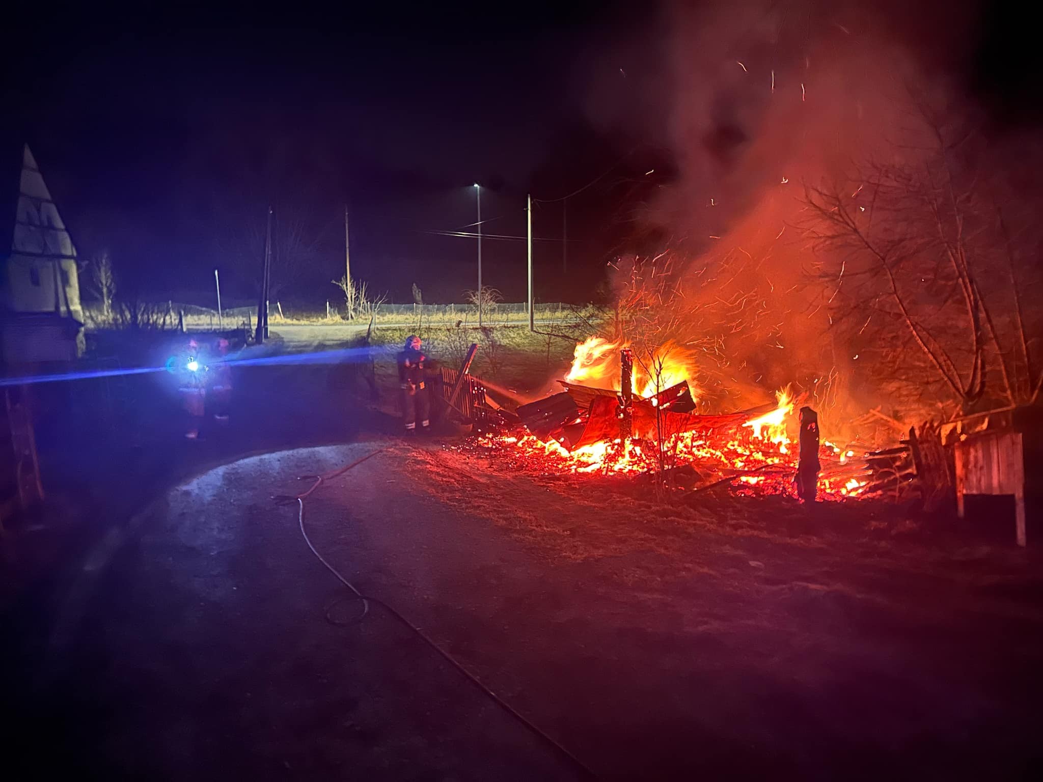 Nocny pożar w Podgórkach – strażacy w akcji!