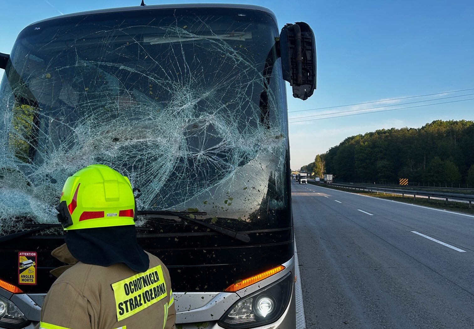 Wiatrołom uszkodził autobus na autostradzie A4
