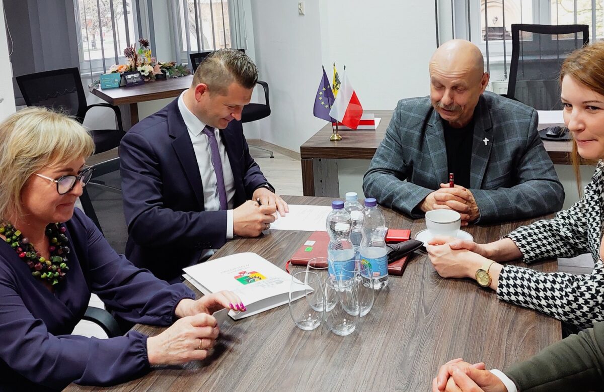 „Złote Wulkany” wsparcia – Złotoryja wzmacnia system opieki nad rodzinami