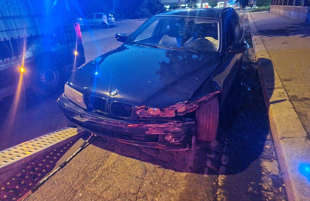 Pijany kierowca rozbił BMW o mur szkoły, miał ponad 2 promile i cofnięte uprawnienia