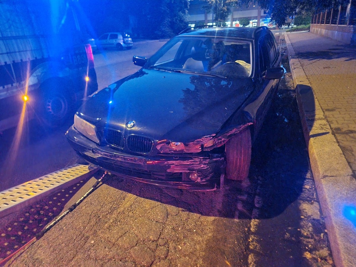 Pijany kierowca rozbił BMW o mur szkoły, miał ponad 2 promile i cofnięte uprawnienia