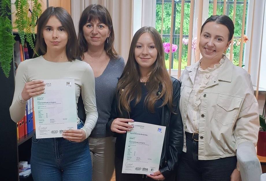 Sukces językowy uczennic Liceum Ogólnokształcącego im. Jana Pawła II w Złotoryi!