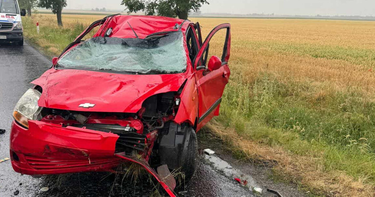 Dachowanie na trasie Legnica–Złotoryja. Kierująca Matizem trafiła do szpitala