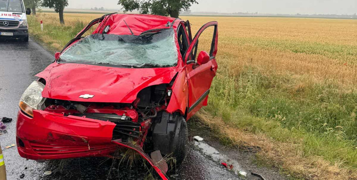Dachowanie na trasie Legnica–Złotoryja. Kierująca Matizem trafiła do szpitala