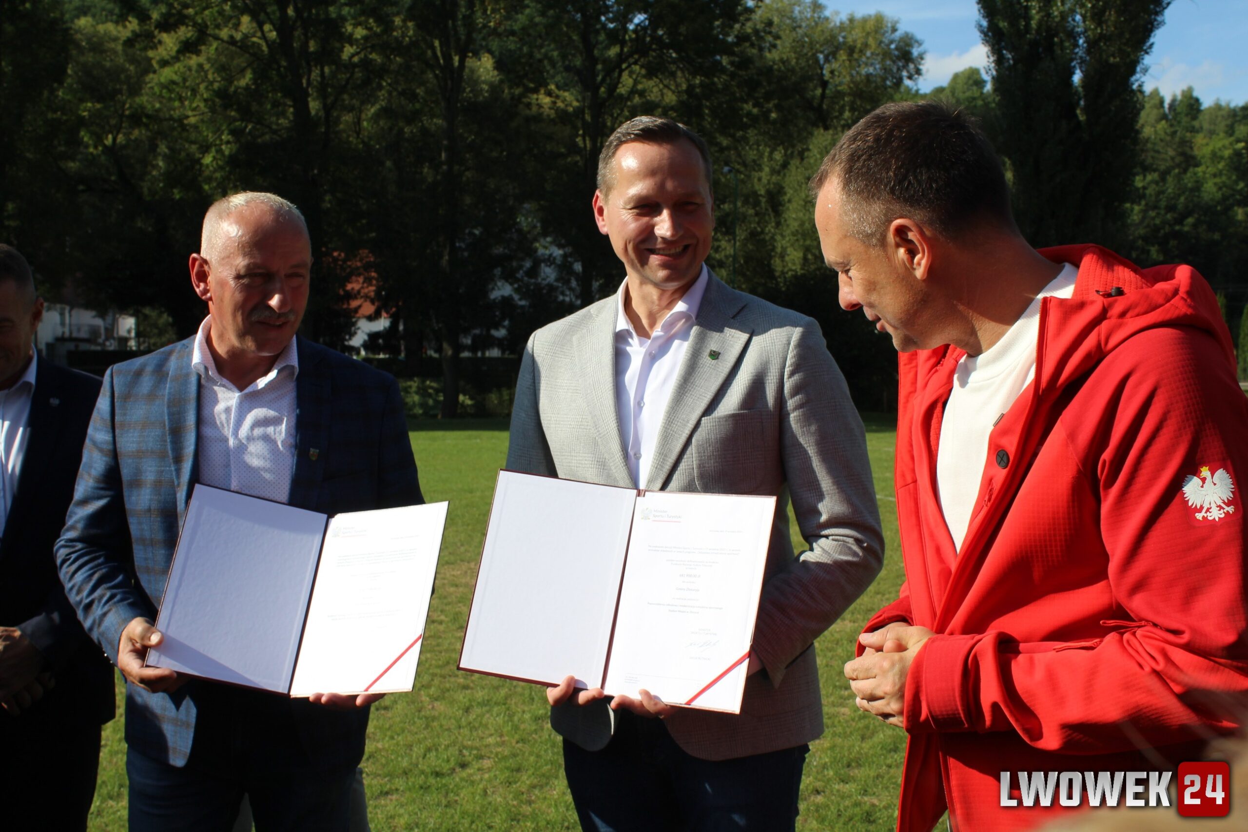 Briefing prasowy w Złotoryi – wsparcie dla infrastruktury sportowej i ochrony przeciwpowodziowej