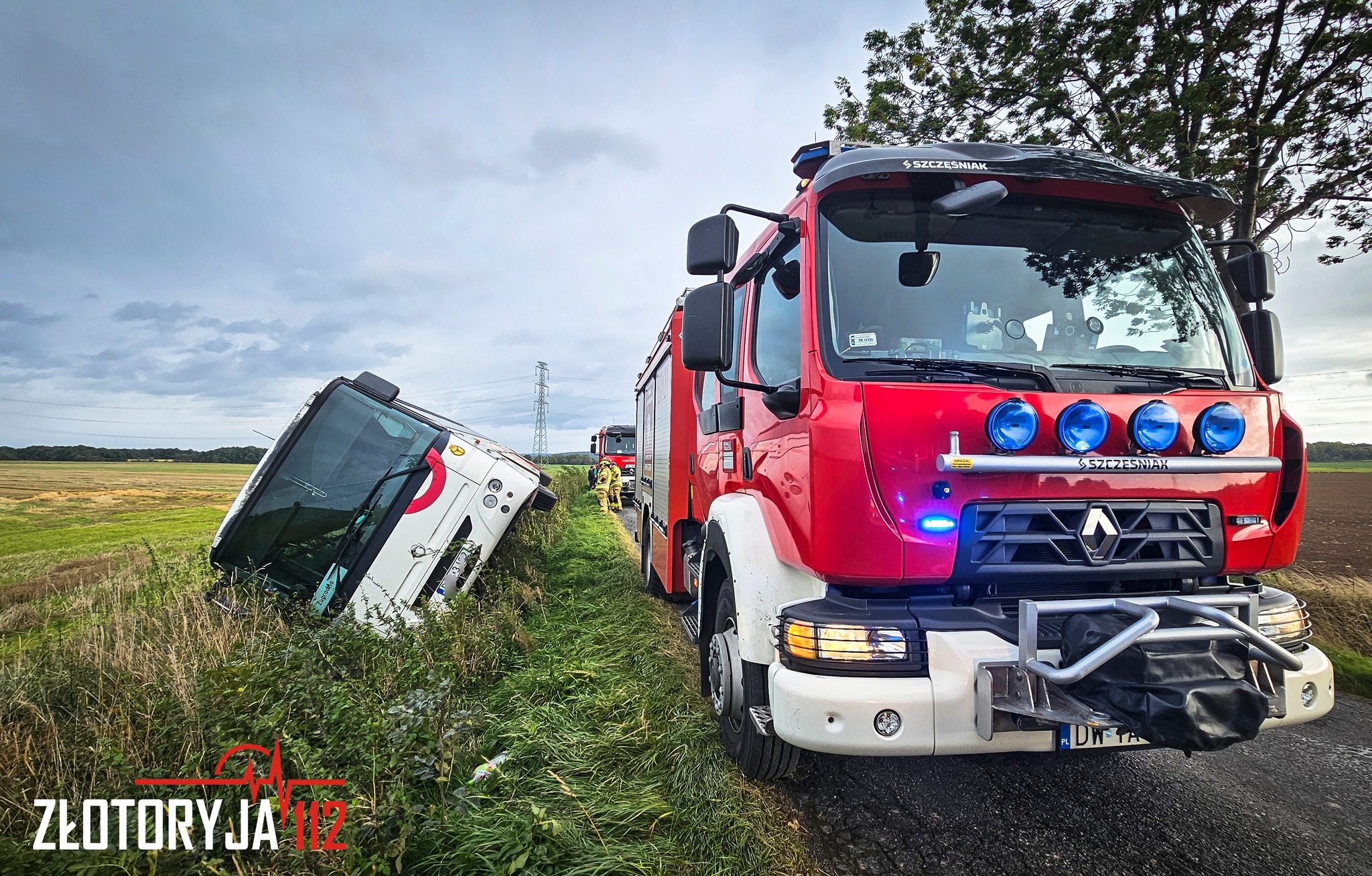 Niebezpieczne zdarzenie pod Złotoryją. Autobus z dziećmi wylądował w rowie