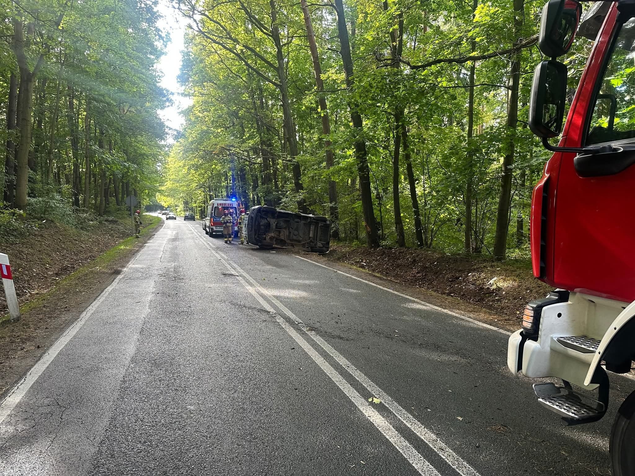 Wypadek na drodze wojewódzkiej nr 328 w okolicach Jerzmanic-Zdroju
