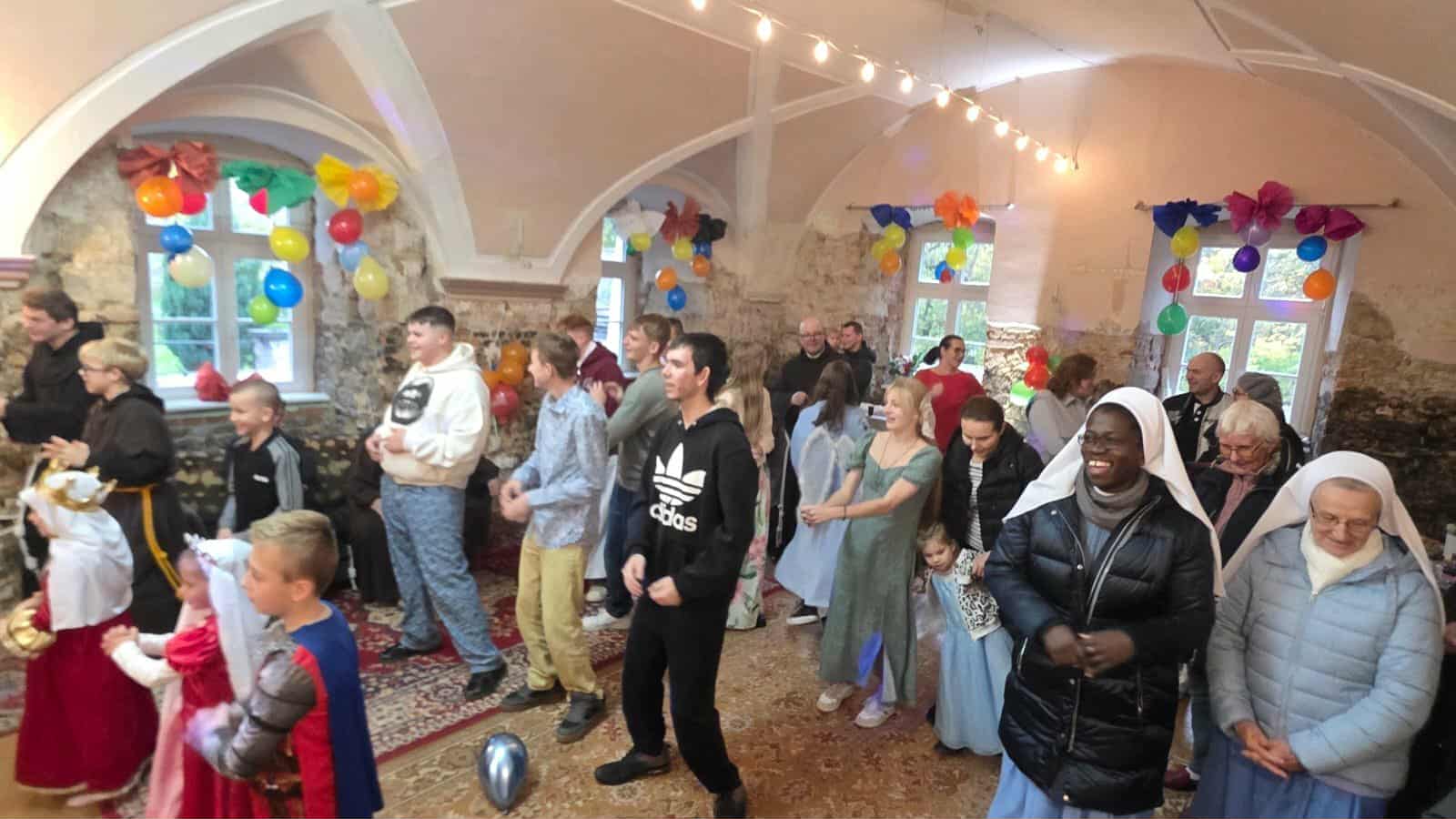 „Radość Nieba” Rozświetliła Salę! Tłumy Aniołów i Świętych na Balu Wszystkich Świętych – Nowoczesność Spotyka Tradycję!