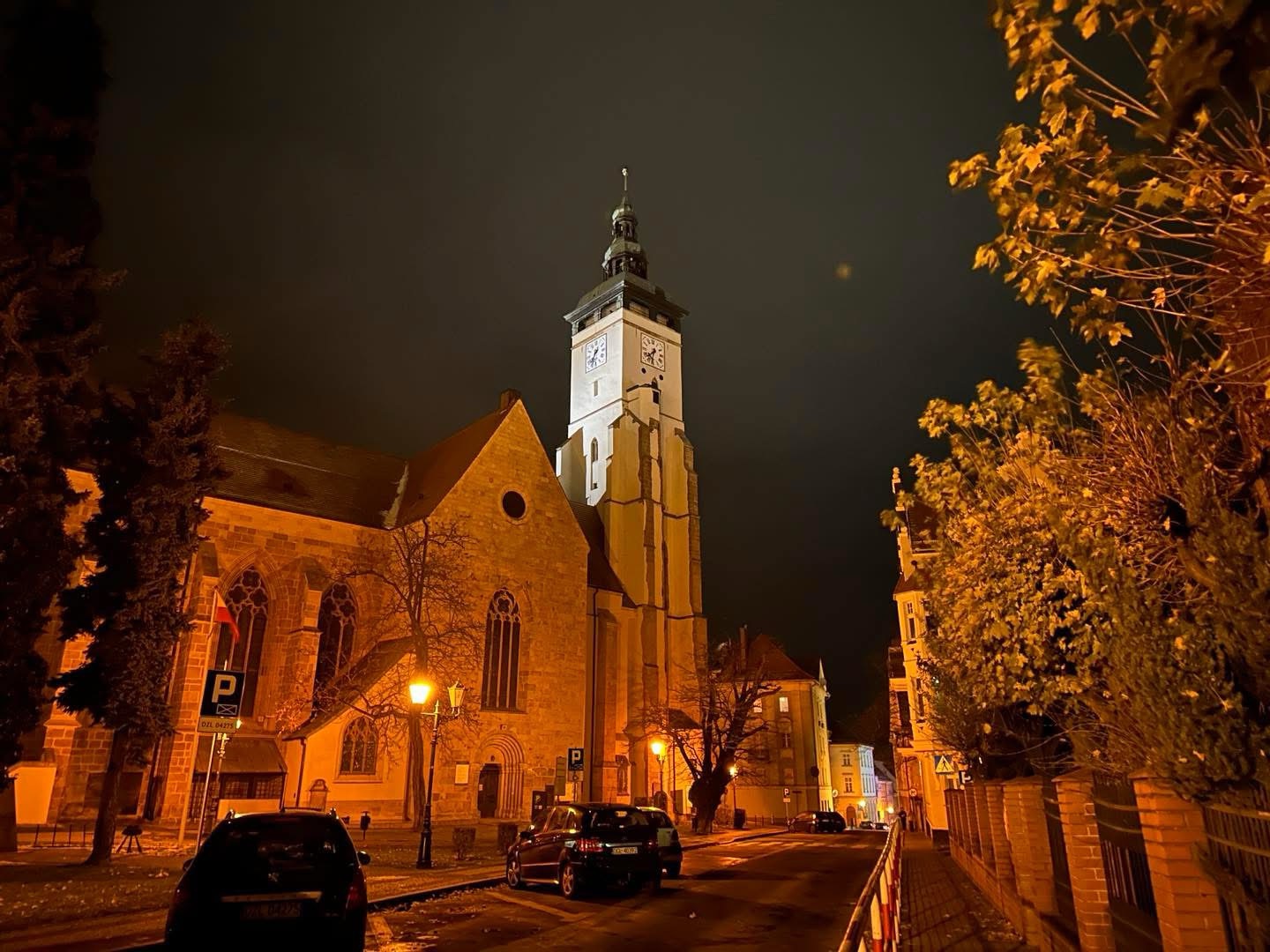 Mieszkańcy powiatu złotoryjskiego spali dziś godzinę dłużej. Powód? Zmiana czasu na zimowy