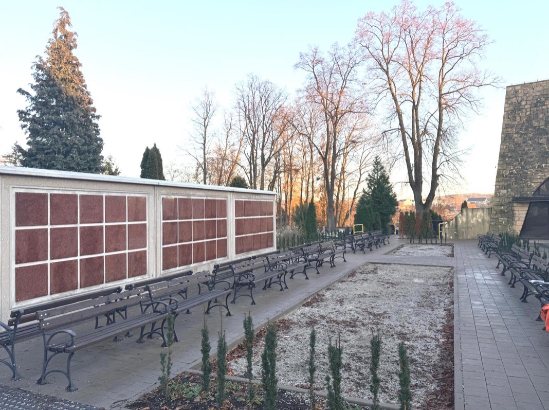 Ściana pamięci stanęła przy kaplicy.&nbsp;