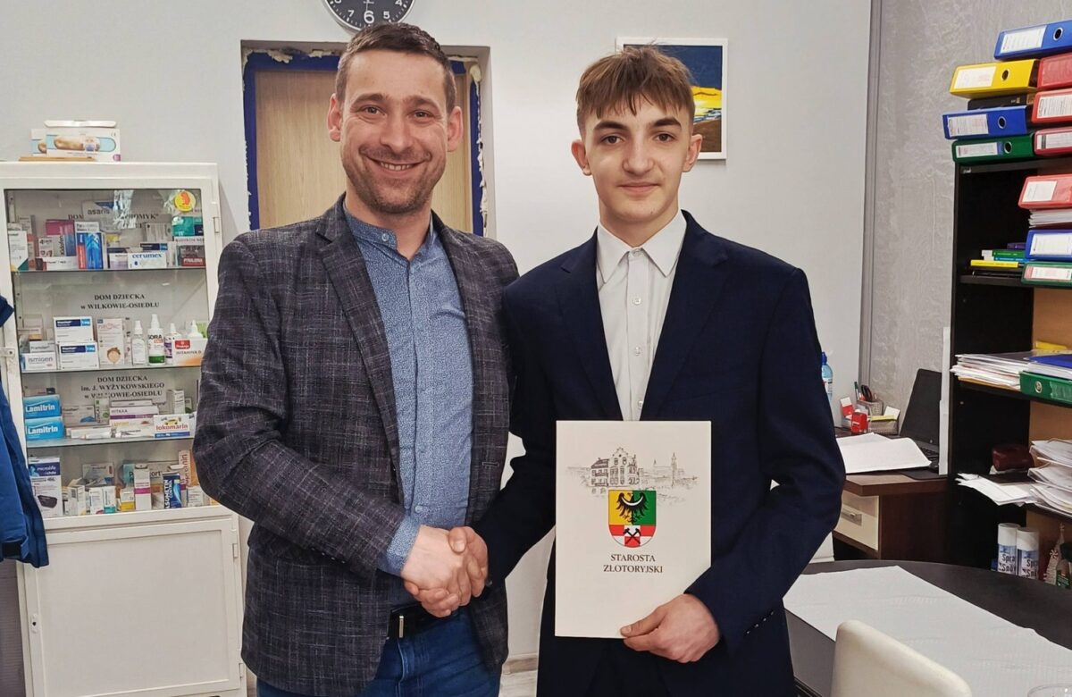 Starosta Rafał Miara przyznał stypendium uczniowi z domu dziecka, Adamowi Skrzypczakowi