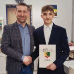Starosta Rafał Miara przyznał stypendium uczniowi z domu dziecka, Adamowi Skrzypczakowi