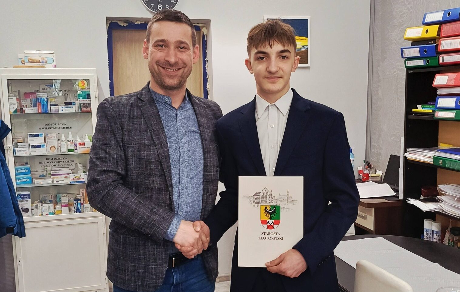 Starosta Rafał Miara przyznał stypendium uczniowi z domu dziecka, Adamowi Skrzypczakowi