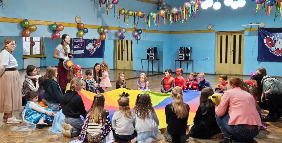 Kolorowy bal karnawałowy w Złotoryjskim Ośrodku Kultury zakończył ferie zimowe