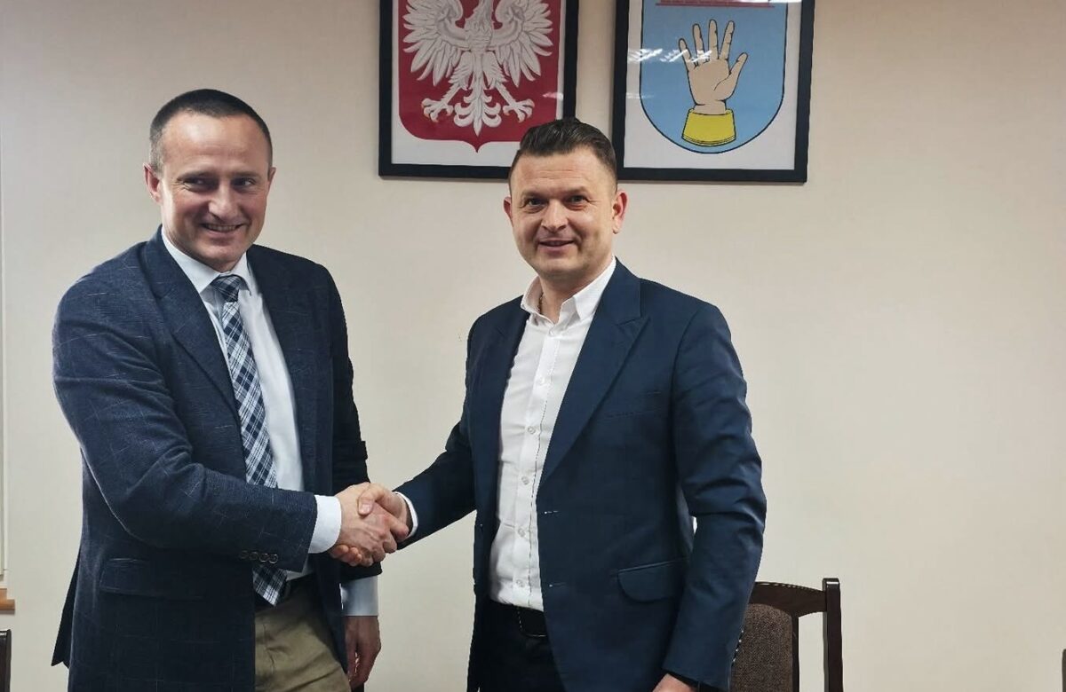 Starosta Rafał Miara inwestuje w infrastrukturę drogową. Będzie remont drogi powiatowej w Gminie Świerzawa