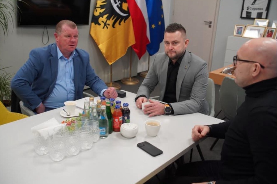 Wicemarszałek Województwa spotkał się z Wójtem Pielgrzymki Tomaszem Sybisem. Rozmawiali o transporcie w regionie.