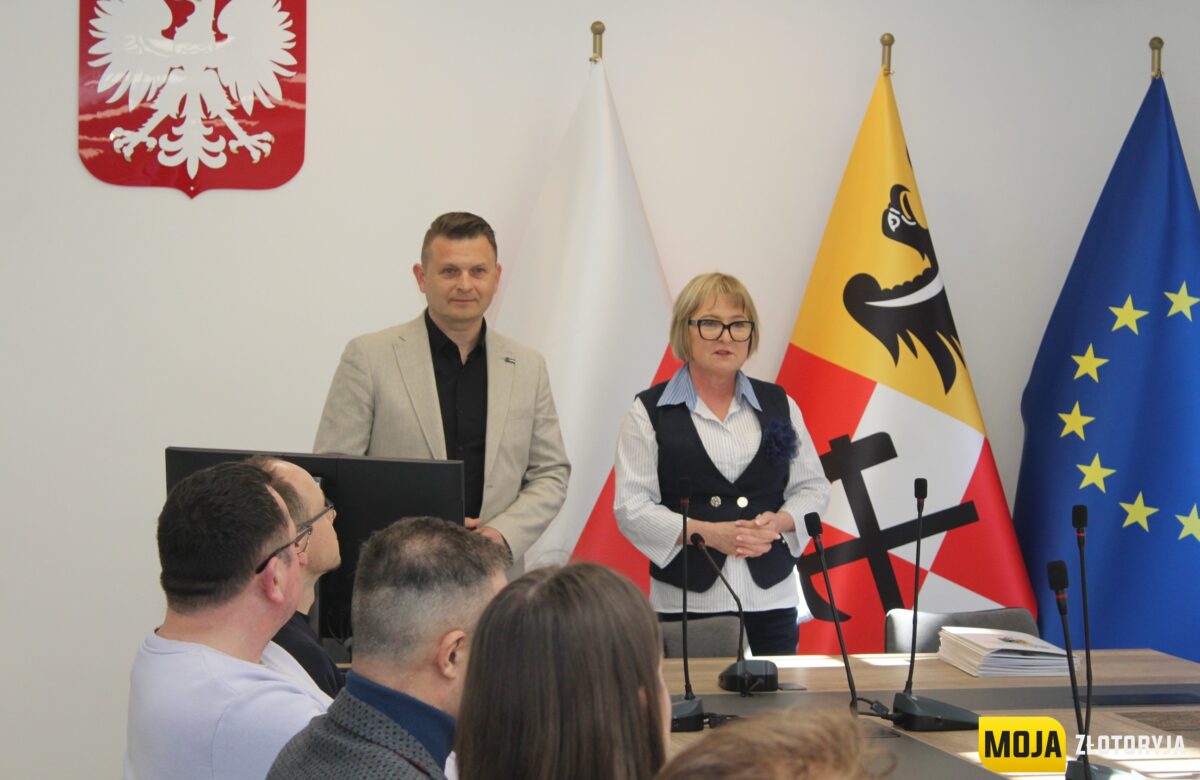 Starosta Rafał Miara wraz z Wicestarostą rozdali promesy dla organizacji pozarządowych