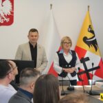 Starosta Rafał Miara wraz z Wicestarostą rozdali promesy dla organizacji pozarządowych