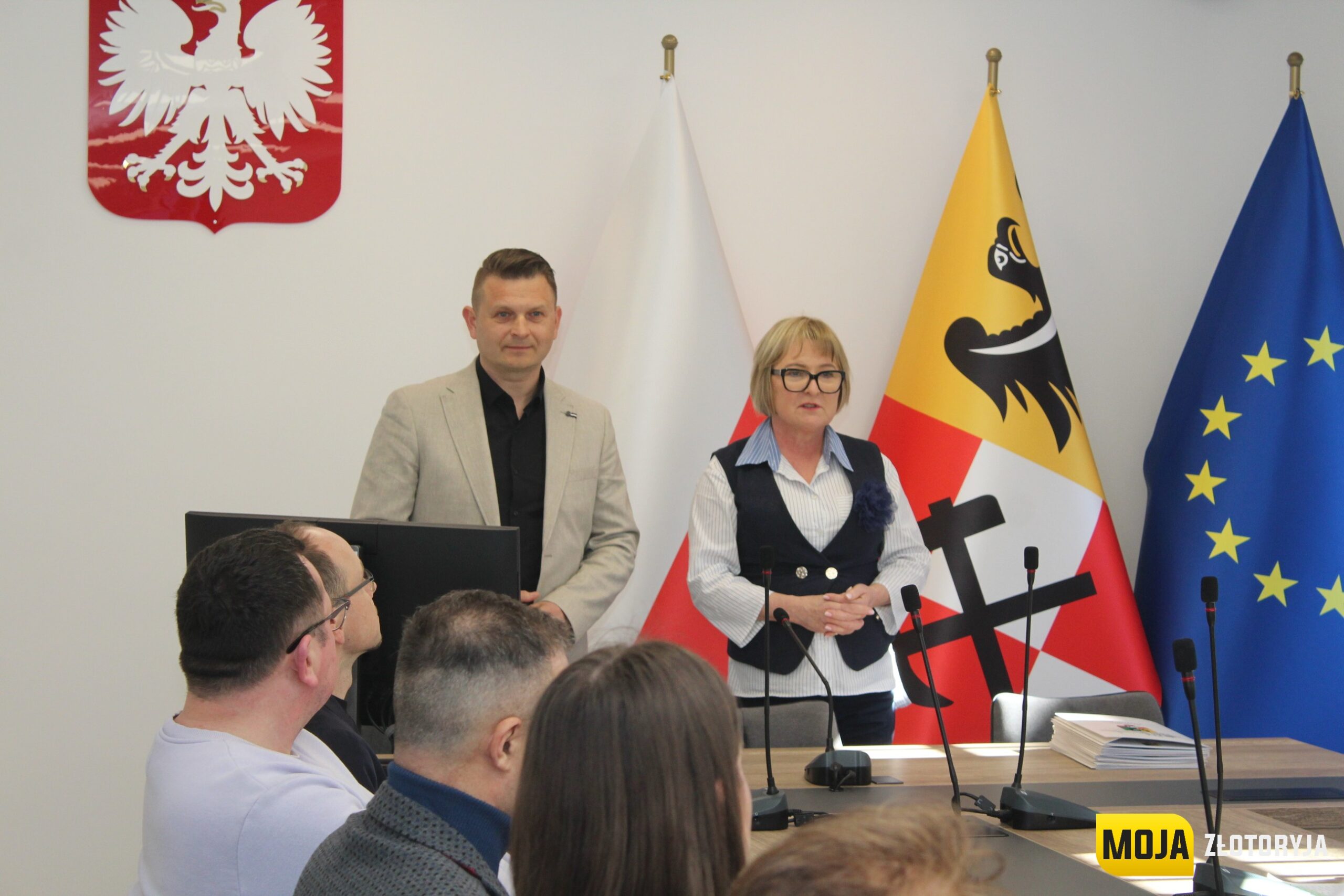 Starosta Rafał Miara wraz z Wicestarostą rozdali promesy dla organizacji pozarządowych