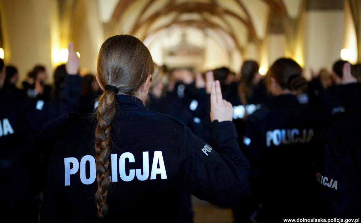W Sali Rycerskiej wrocławskiego ratusza, 134 nowo przyjętych policjantów garnizonu dolnośląskiego wypowiedziało słowa roty ślubowania.