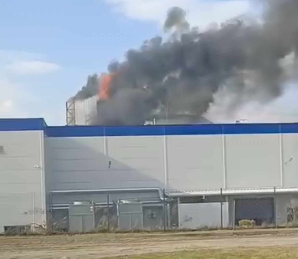 Pożar w hali produkcyjnej w Złotoryi. Ewakuowano około 100 osób!