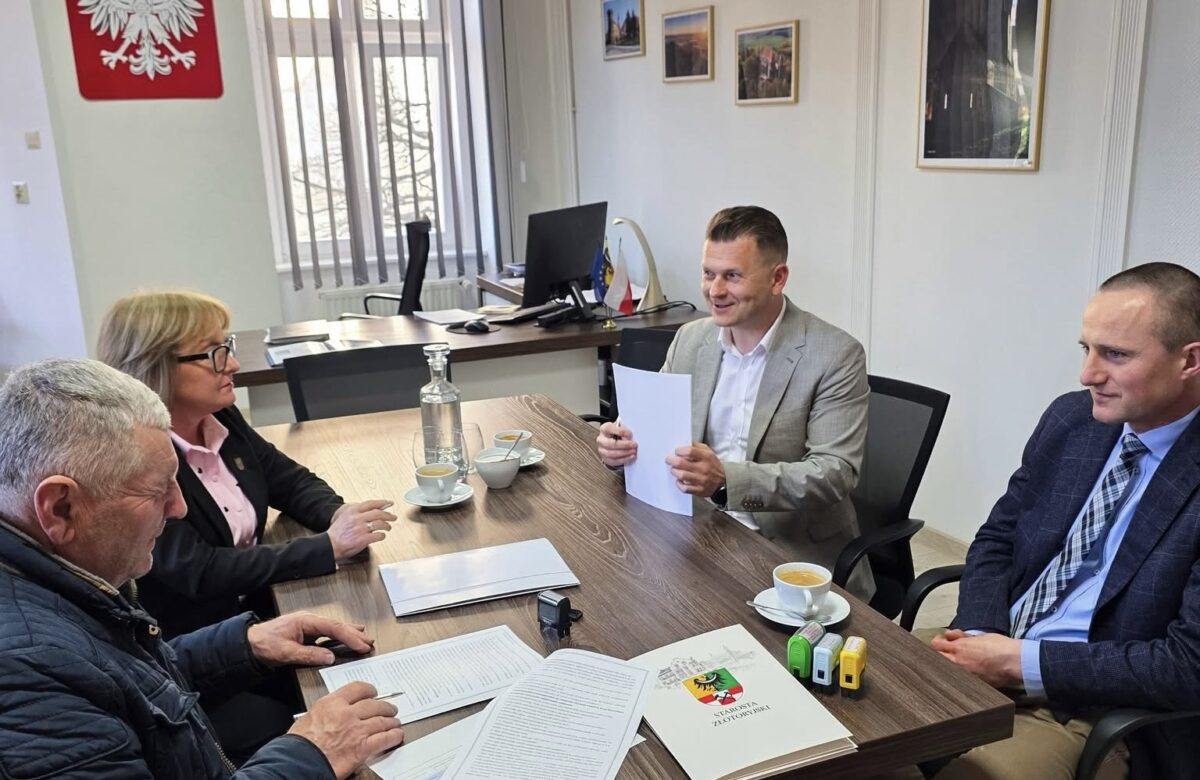 Podpisano umowę na remont drogi powiatowej w Rzeszówku