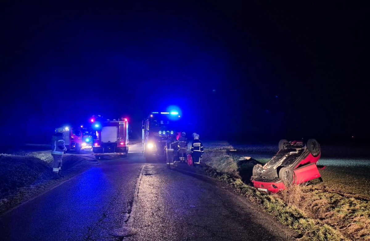 Dachowanie auta w okolicy Wojciechowa. Dwie osoby poszkodowane