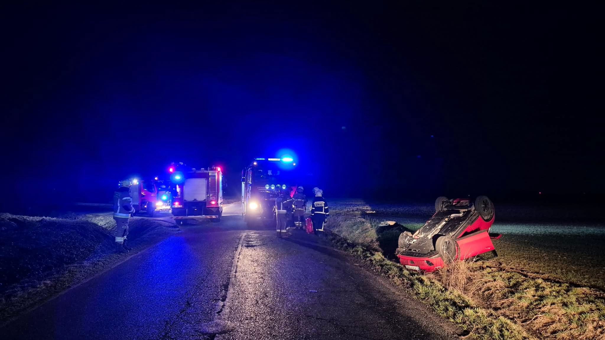 Dachowanie auta w okolicy Wojciechowa. Dwie osoby poszkodowane