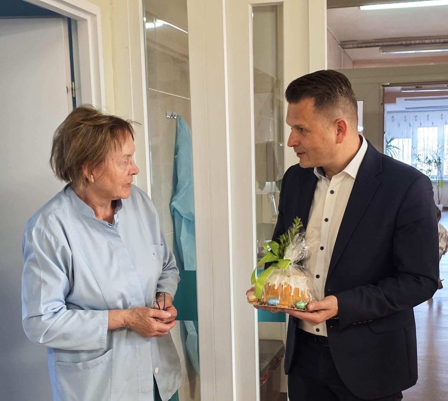 Świąteczna wizyta władz powiatu w złotoryjskim szpitalu