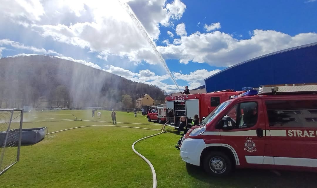 Wspólne świętowanie Lanego Poniedziałku na boisku Orła Wojcieszów